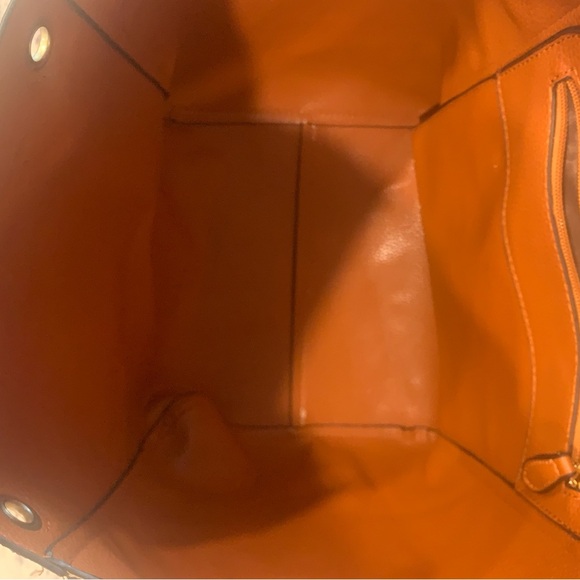 Gold Shoulder Bag with Sleek Design - Picture 3 of 4